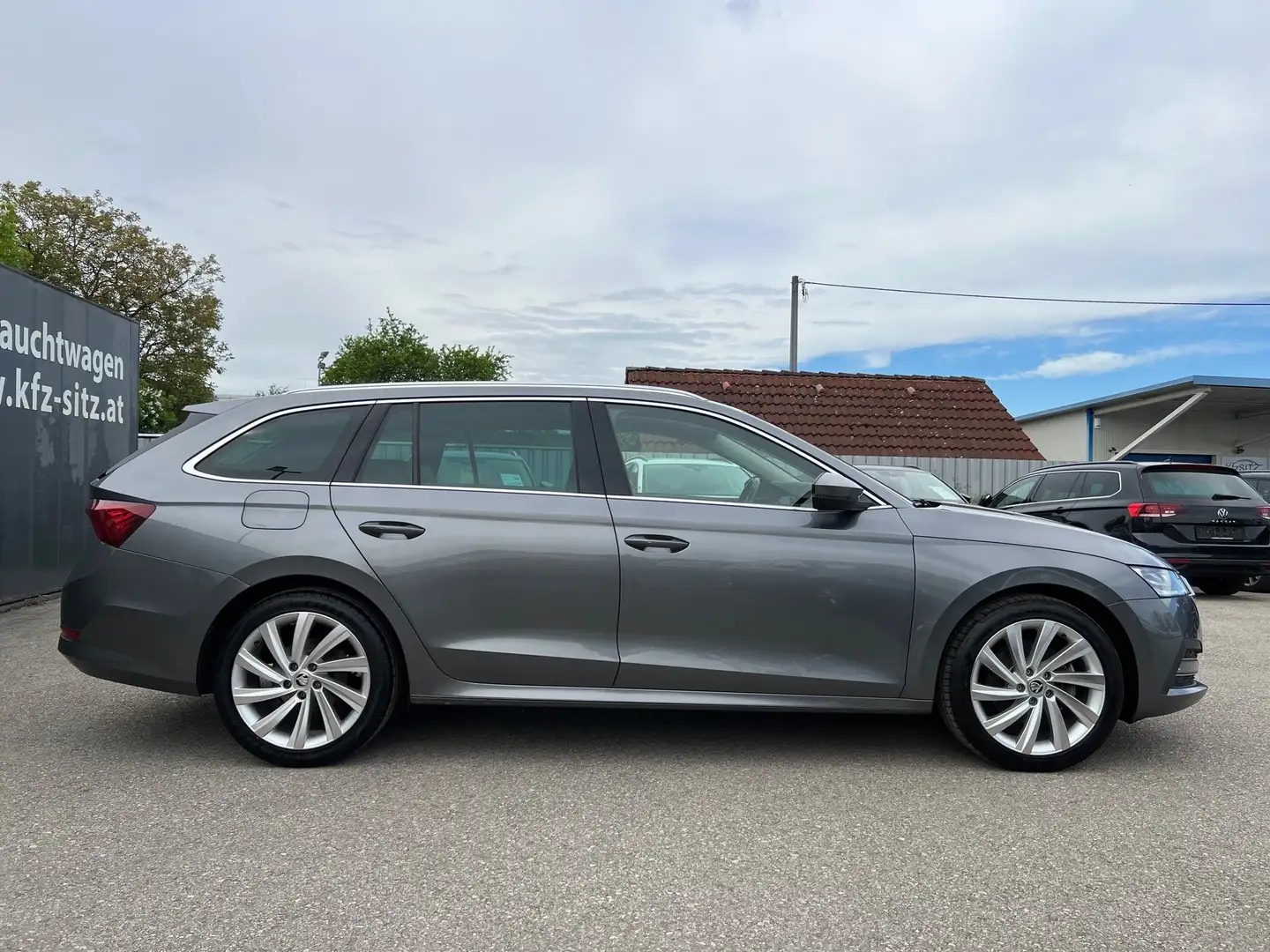 Skoda Octavia Combi 2,0 TDI Style DSG | NP: €51.100 Grau - 2