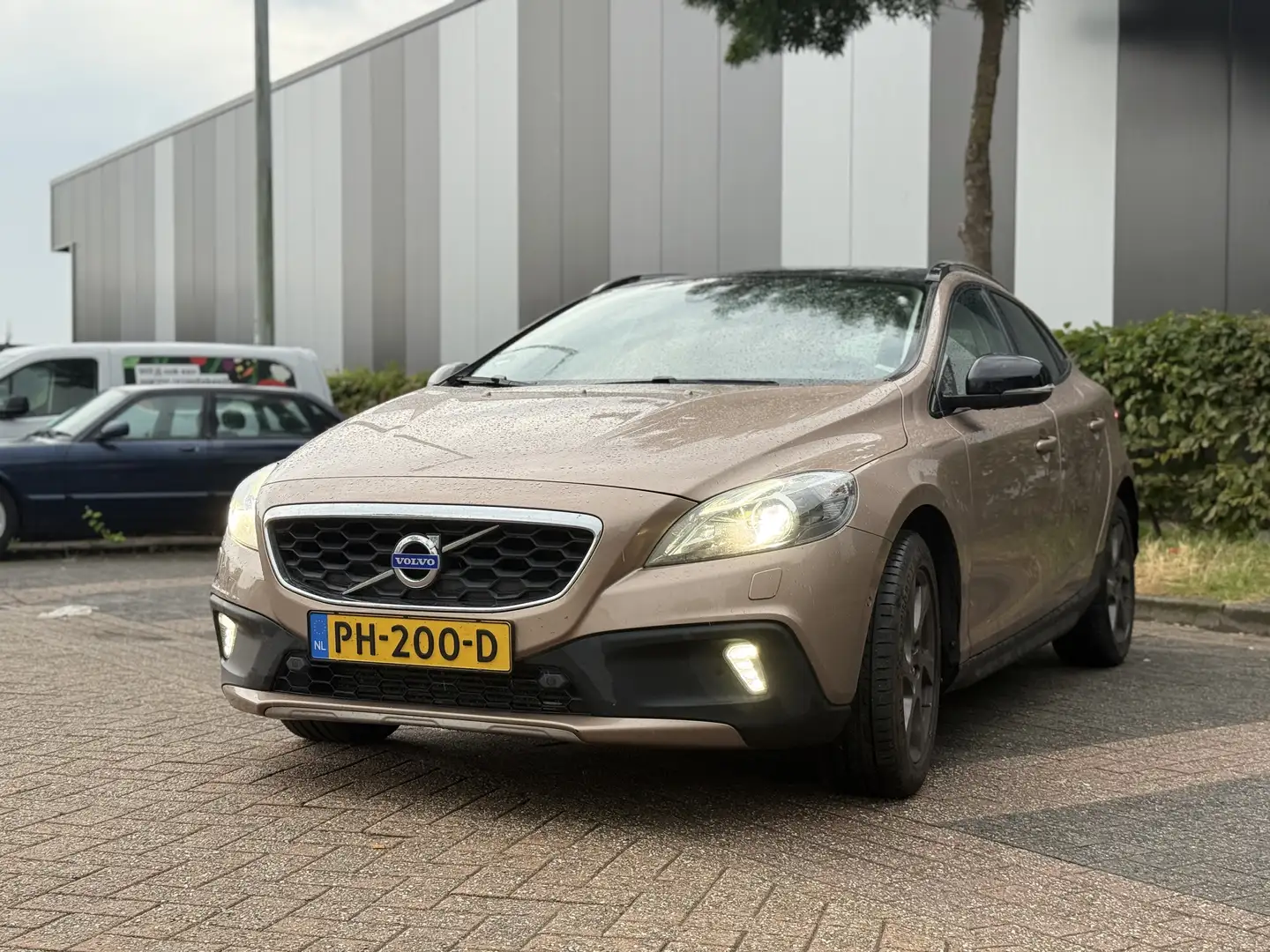 Volvo V40 Cross Country D2 Momentum - 1