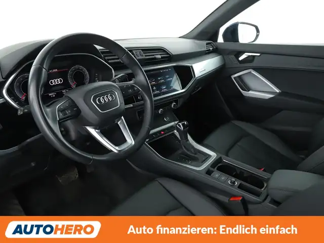 Audi Q3 view 11