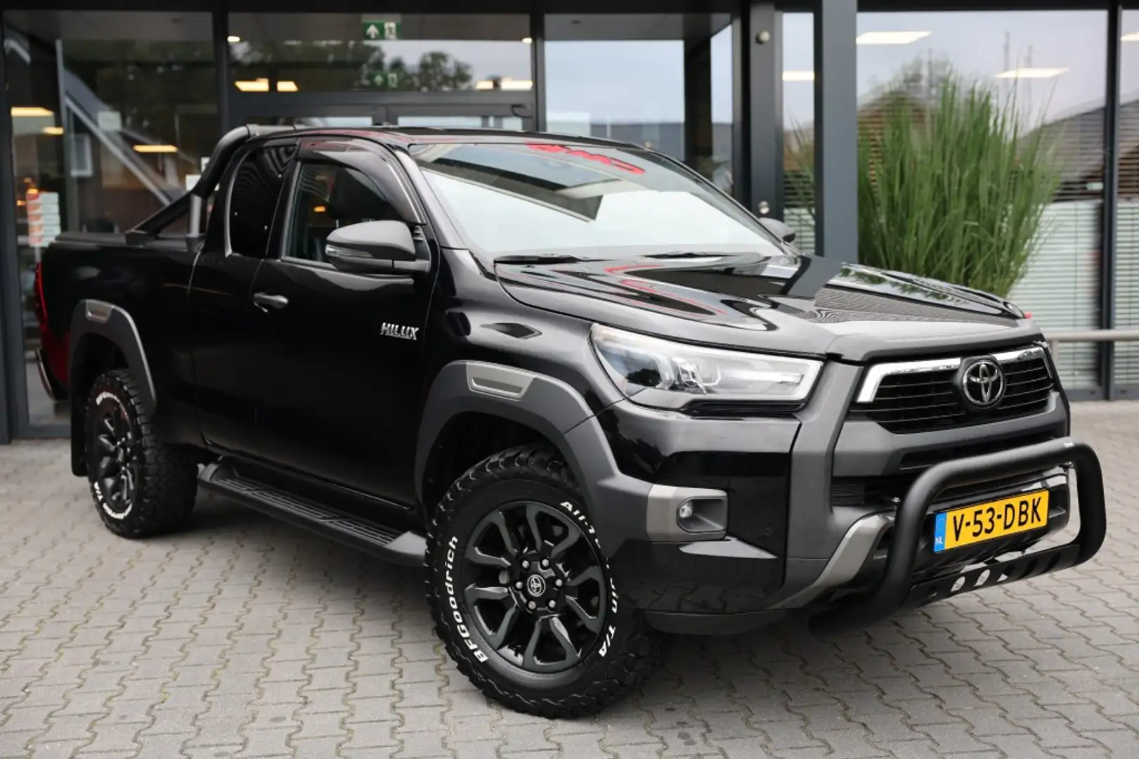 Toyota Hilux 2.8 D-4D X-TRA CAB INVINCIBLE A/T  VAN Zwart - 1