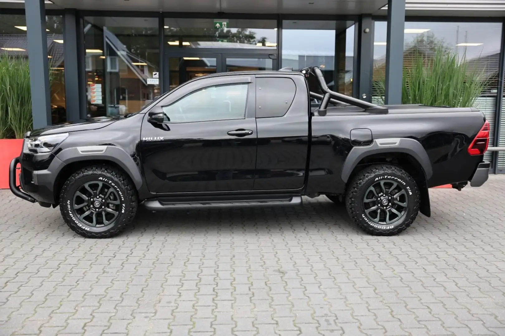 Toyota Hilux 2.8 D-4D X-TRA CAB INVINCIBLE A/T  VAN Zwart - 2
