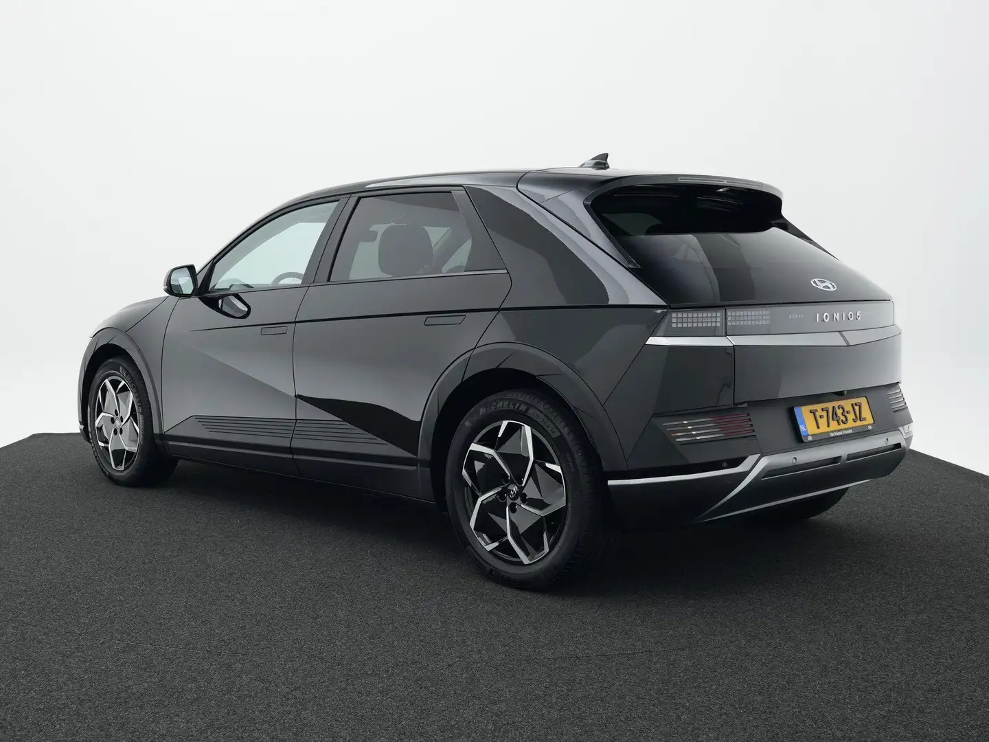 Hyundai IONIQ 5 Style 58 kWh | Warmtepomp | Navigatie | 10% naar 8 Zwart - 2