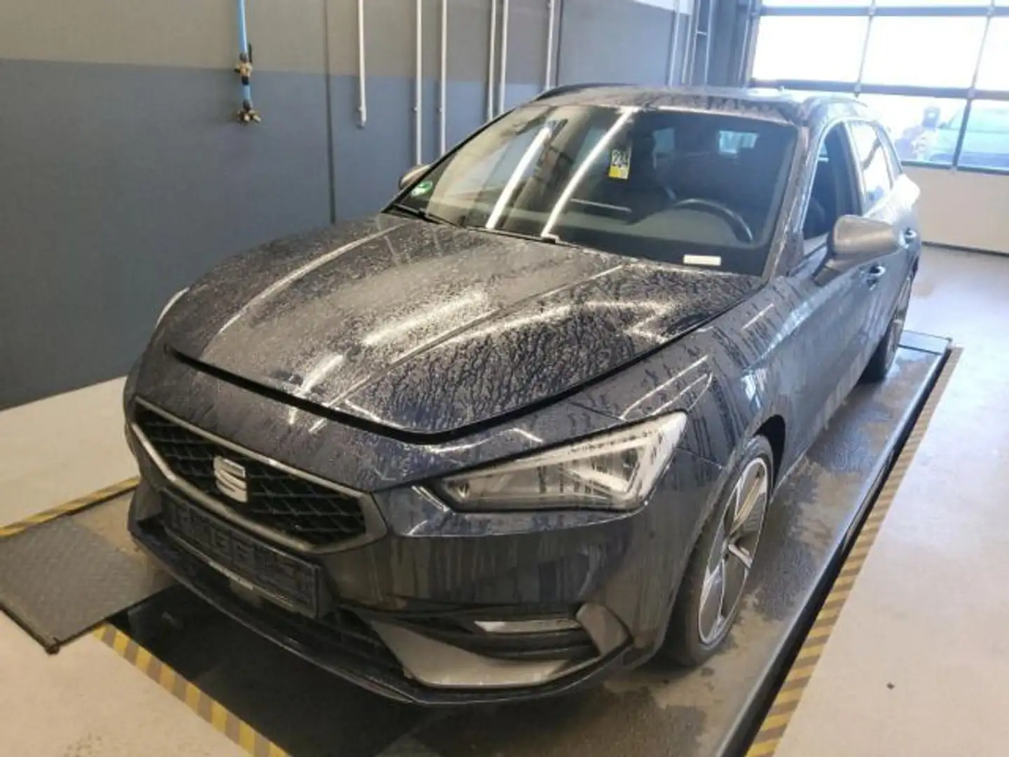 SEAT Leon Sportstourer 1.5 eTSI DSG FR PANO KAMERA Grün - 2