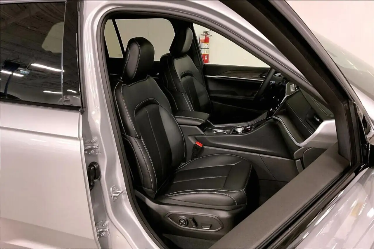 Jeep Grand Cherokee снимка Jeep Grand Cherokee