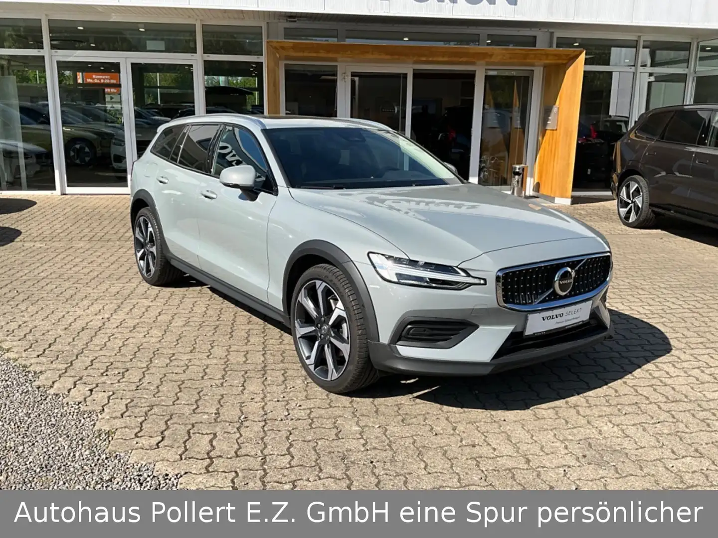 Volvo V60 Cross Country B4 AWD Plus Gri - 2