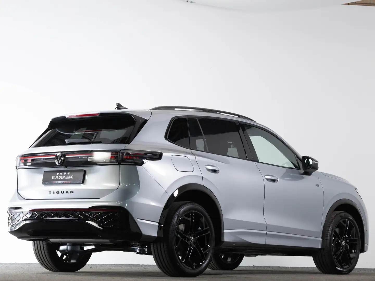 Volkswagen Tiguan R-Line Black style 1.5 eHybrid 204 pk | IQ LED Mat Zilver - 2