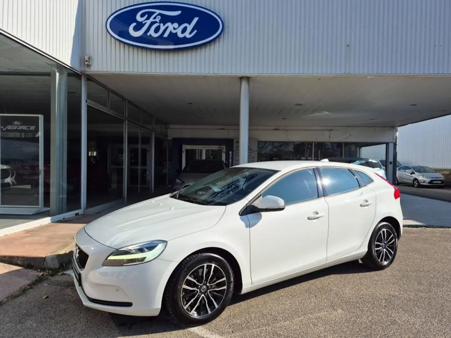 Volvo V40 D2 120ch Momentum Business Geartronic Blanc - 2