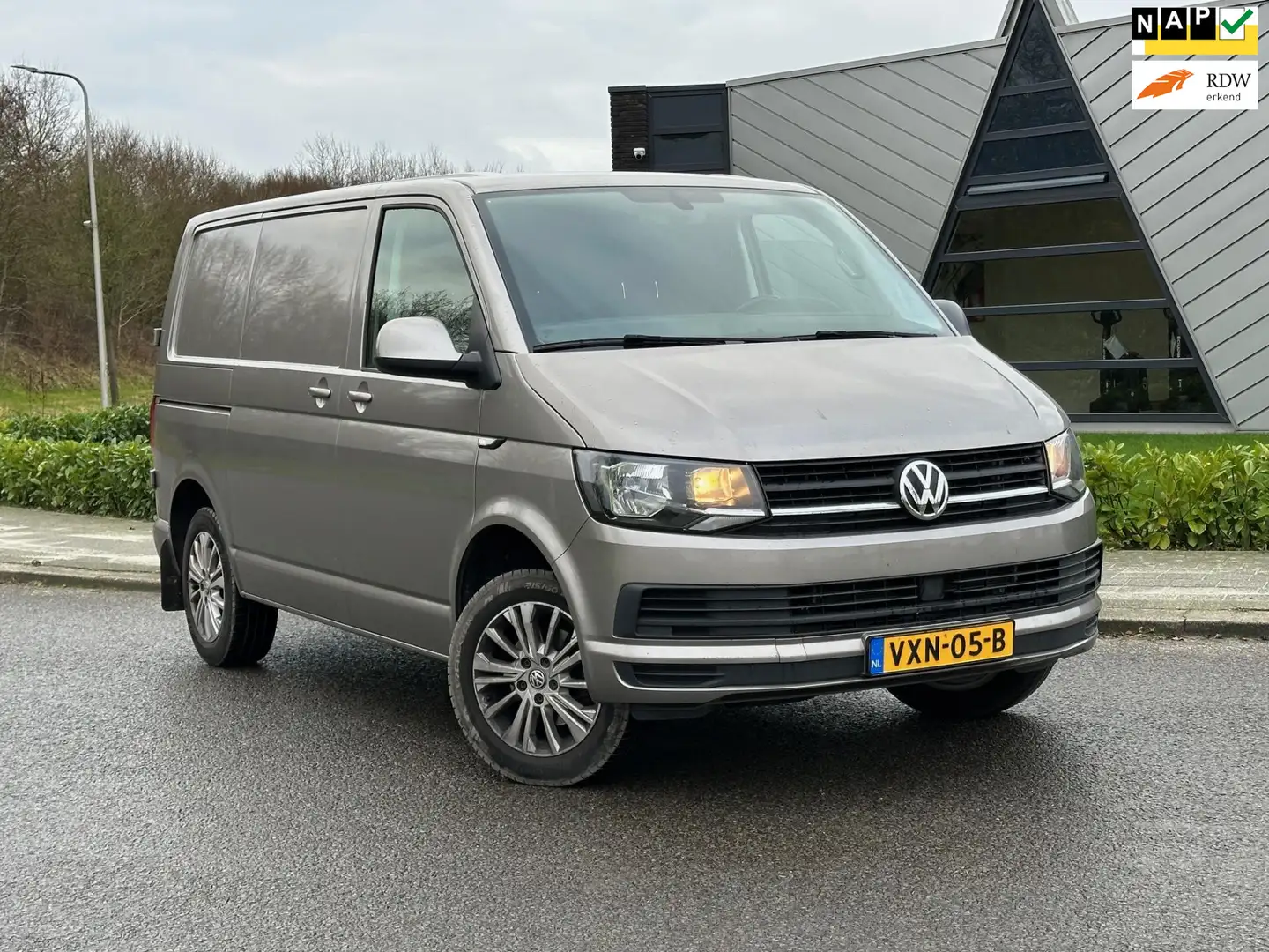 Volkswagen Transporter 2.0 TDI L1H2 DSG Automaat | Dubbele schuifdeur Air Brown - 1