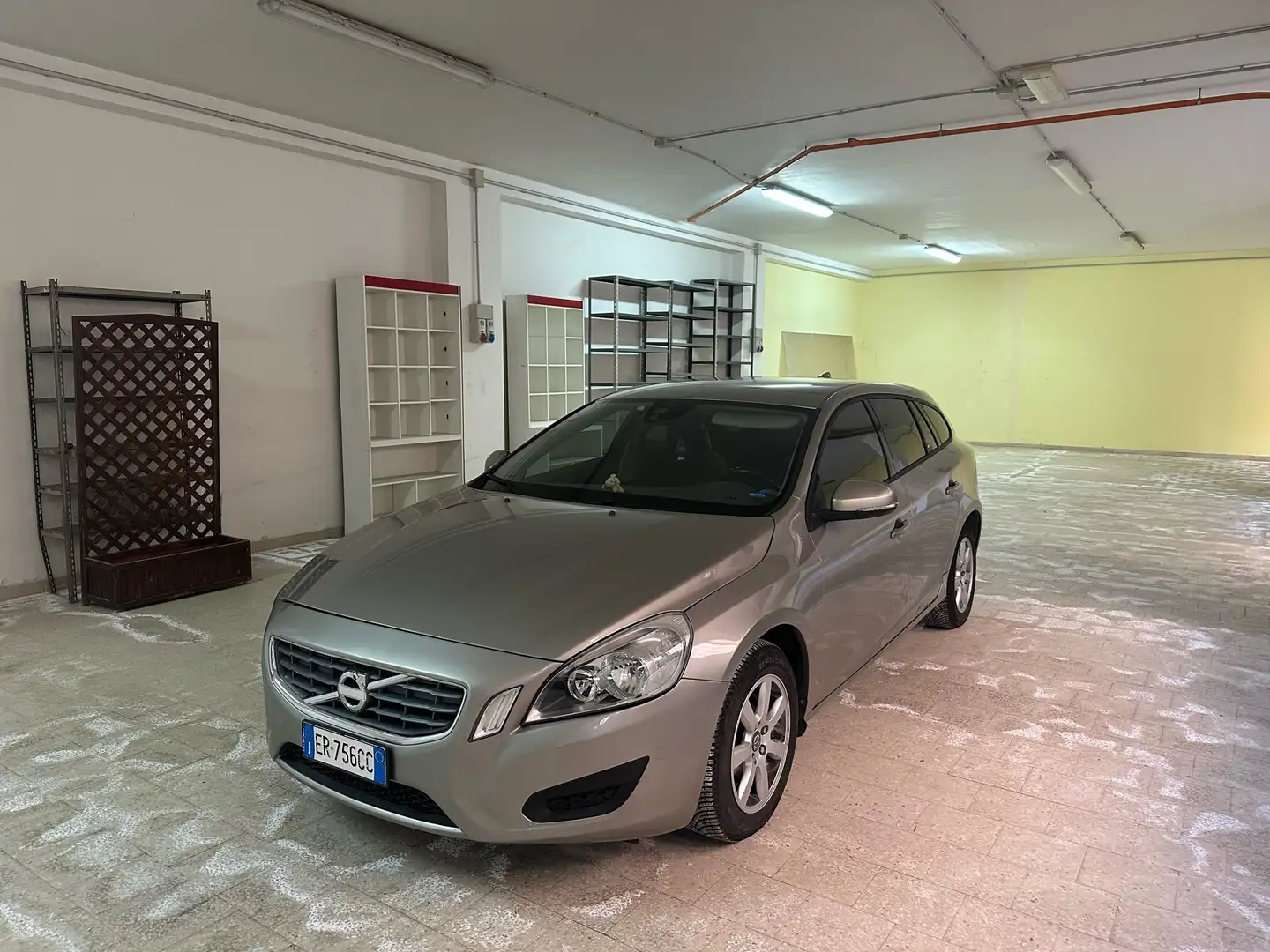 Volvo V60 1.6 d2 (drive) R-design - 1