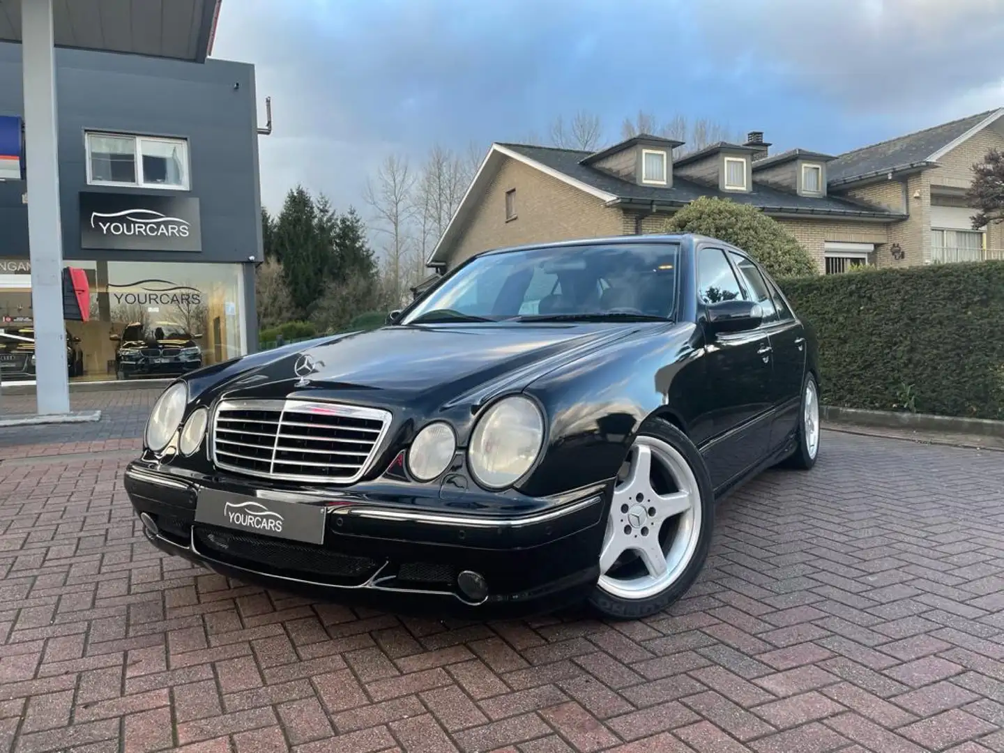 Mercedes-Benz E 55 AMG Zwart - 1