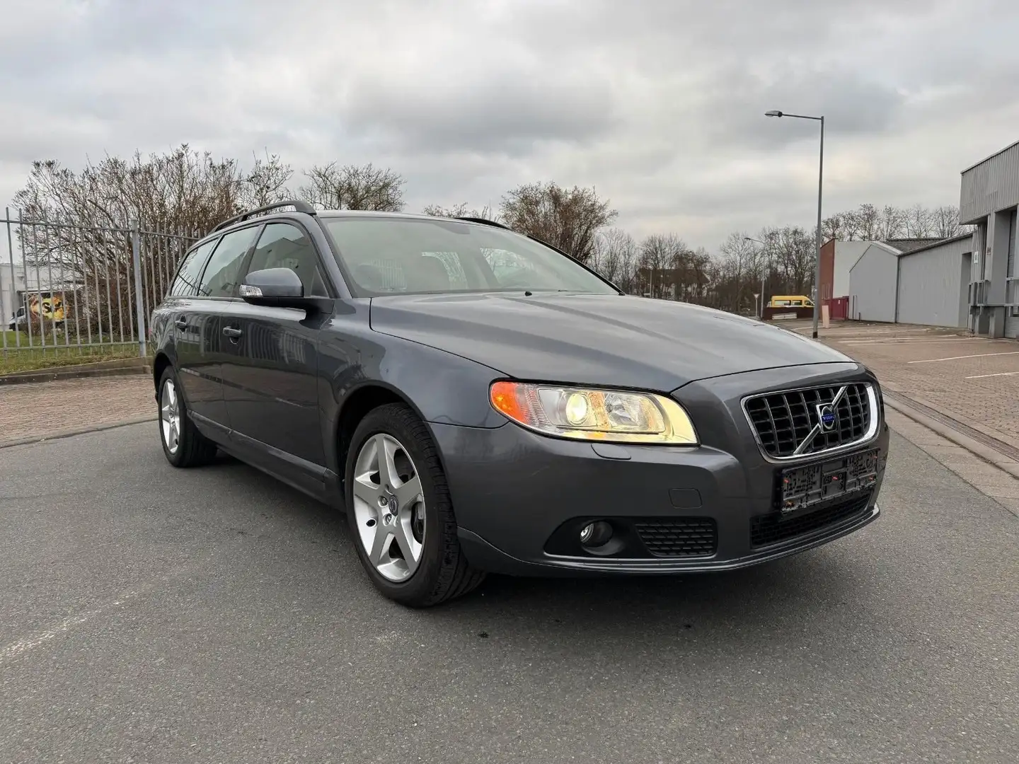 Volvo V70 V70+2.4DKinetic Grau - 2