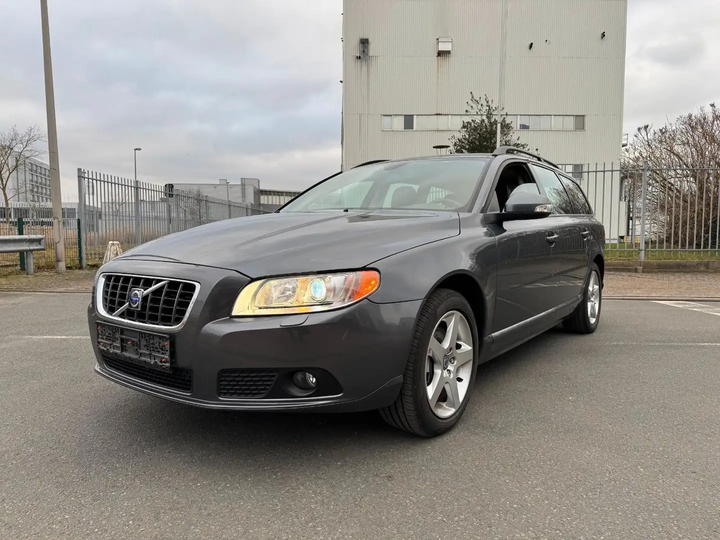 Volvo V70 V70+2.4DKinetic Grau - 1