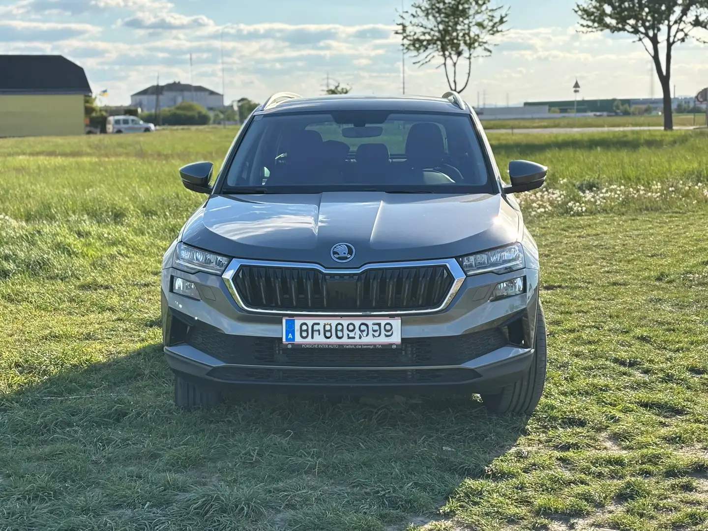 Skoda Karoq Karoq 1,5 TSI ACT DSG Style Style inkl. Zusatzpakete (Winter, Anhängerkupplung) Grau - 1