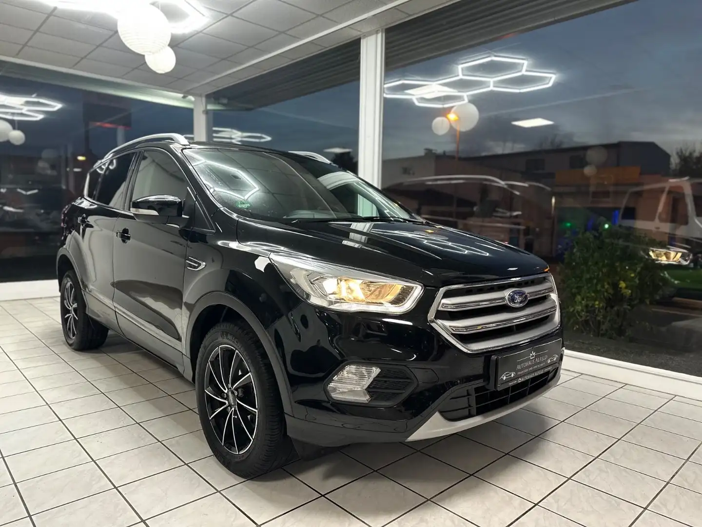 Ford Kuga Automatik 150PS Navi SHZ Schwarz - 1