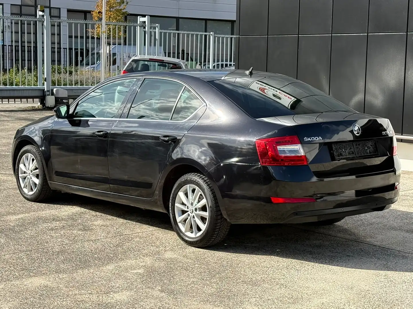 Skoda Octavia 1.6 TDI - AUTOMATIQUE - CONTRÔLE TECHNIQUE OK Noir - 2