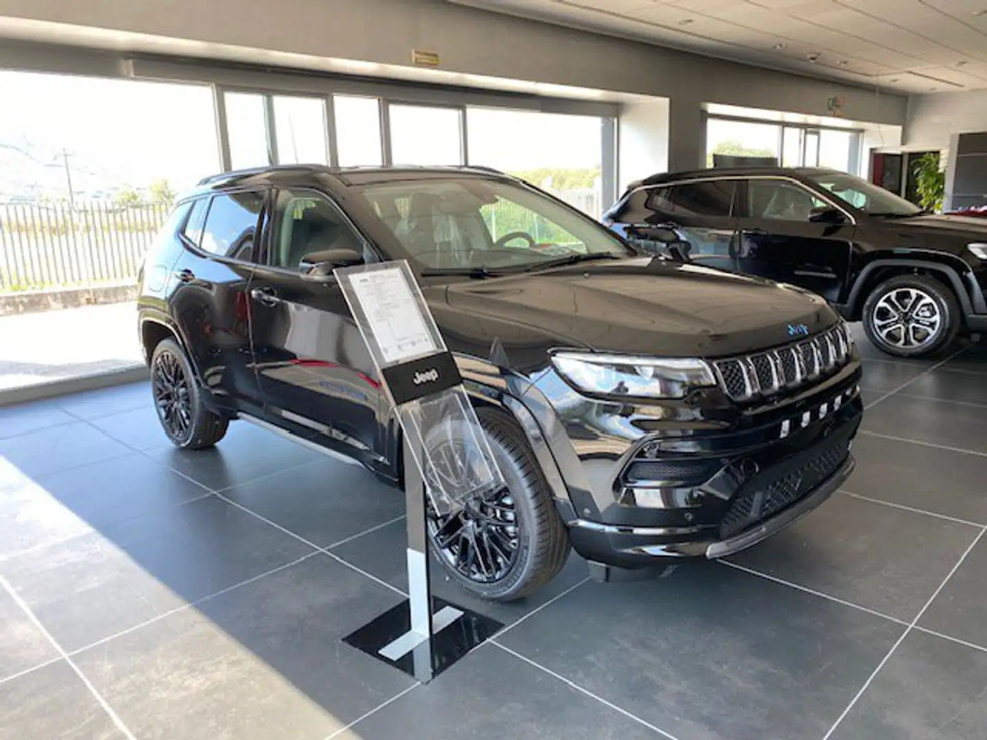 Jeep Compass 1.3 T4 240CV PHEV AT6 4xe S Zwart - 1