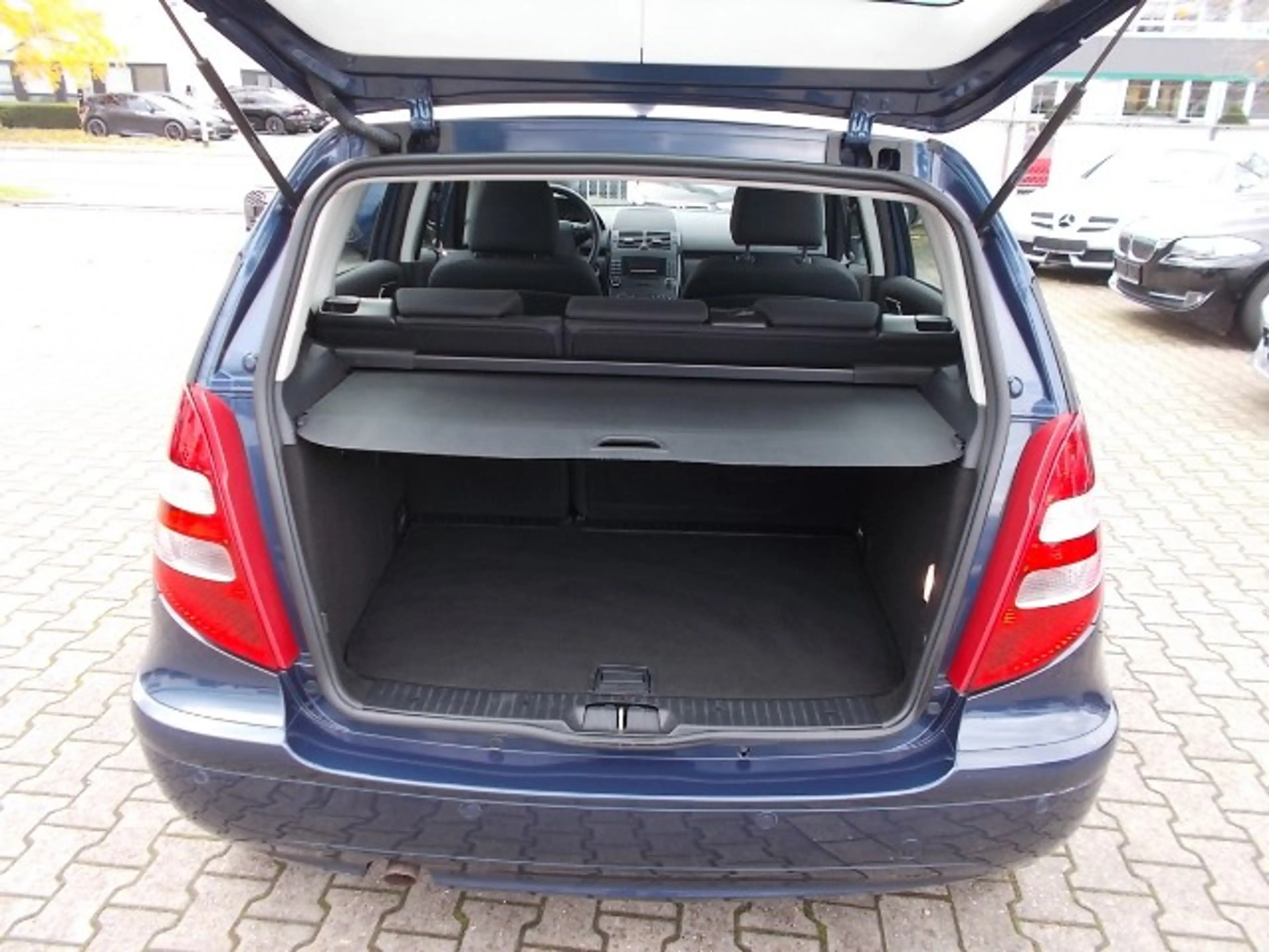 Mercedes-Benz A 150 Xenon, PDC, Sitzheiz., Allwetterreifen — photo 11