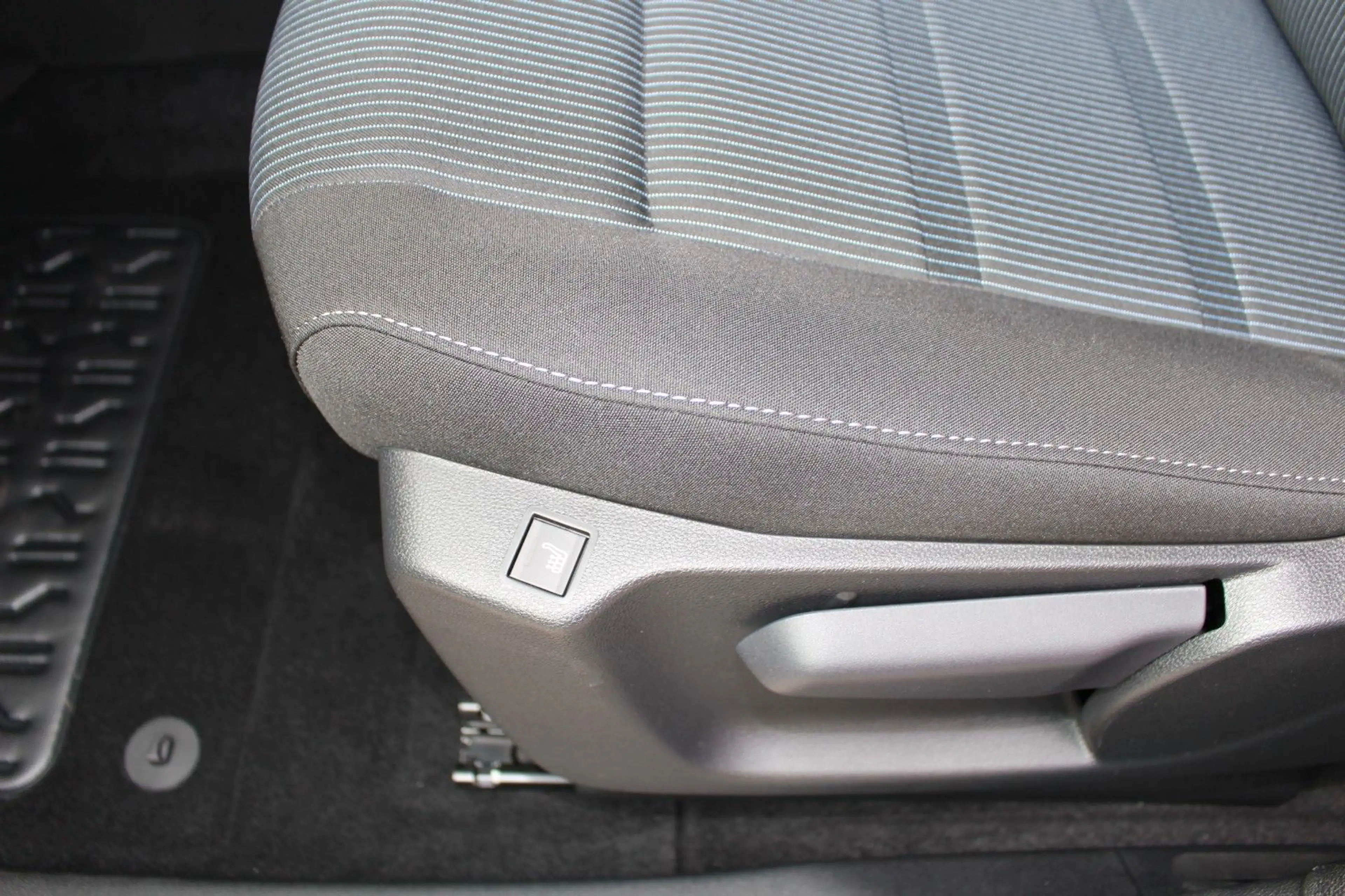 Fiat Qubo L 5-Sitzer L1 1.5 Diesel 96 kW Icon — photo 11