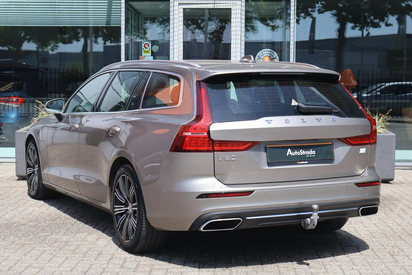 Volvo V60 T6 Twin Engine Business Pro 340pk AWD | Carplay | Grijs - 2