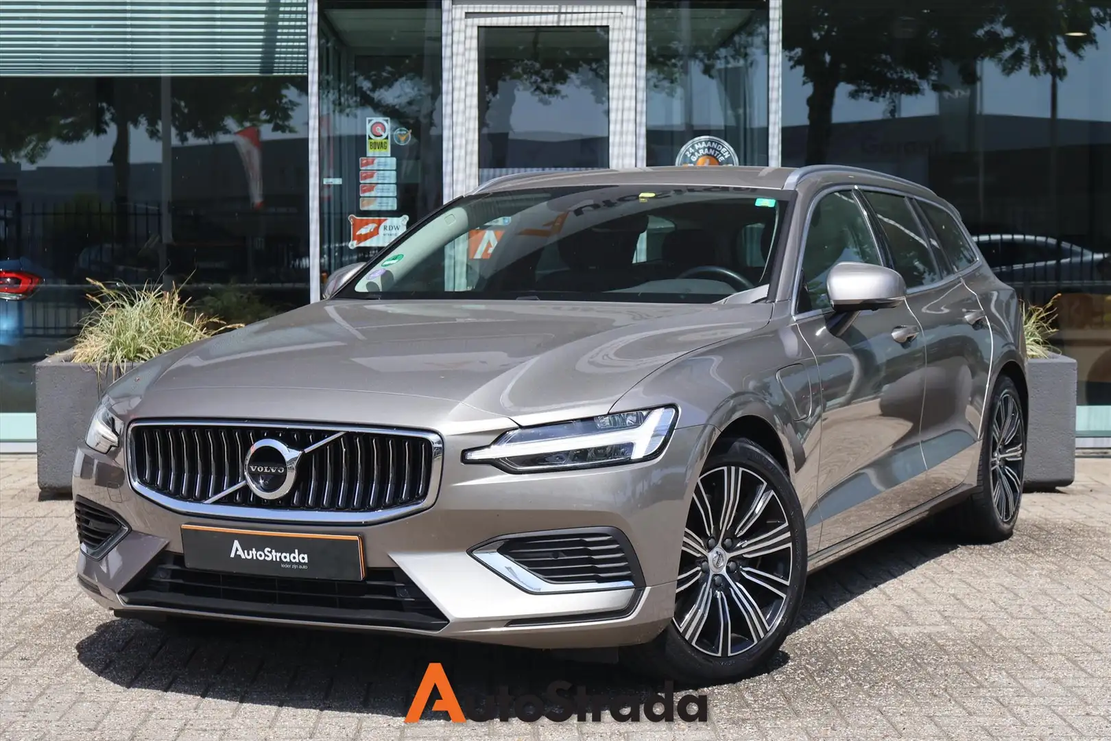 Volvo V60 T6 Twin Engine Business Pro 340pk AWD | Carplay | Grijs - 1