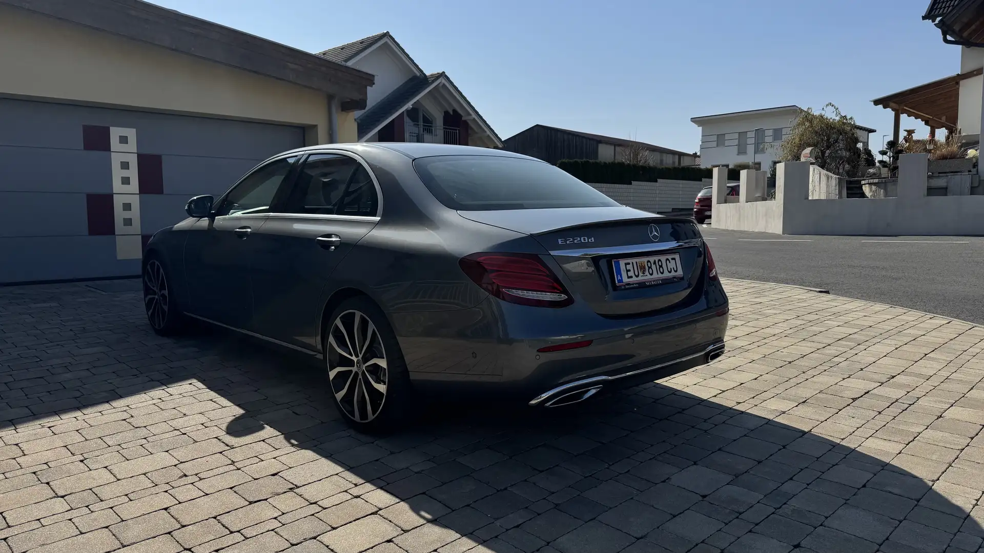 Mercedes-Benz E 220 Exclusive Grau - 1