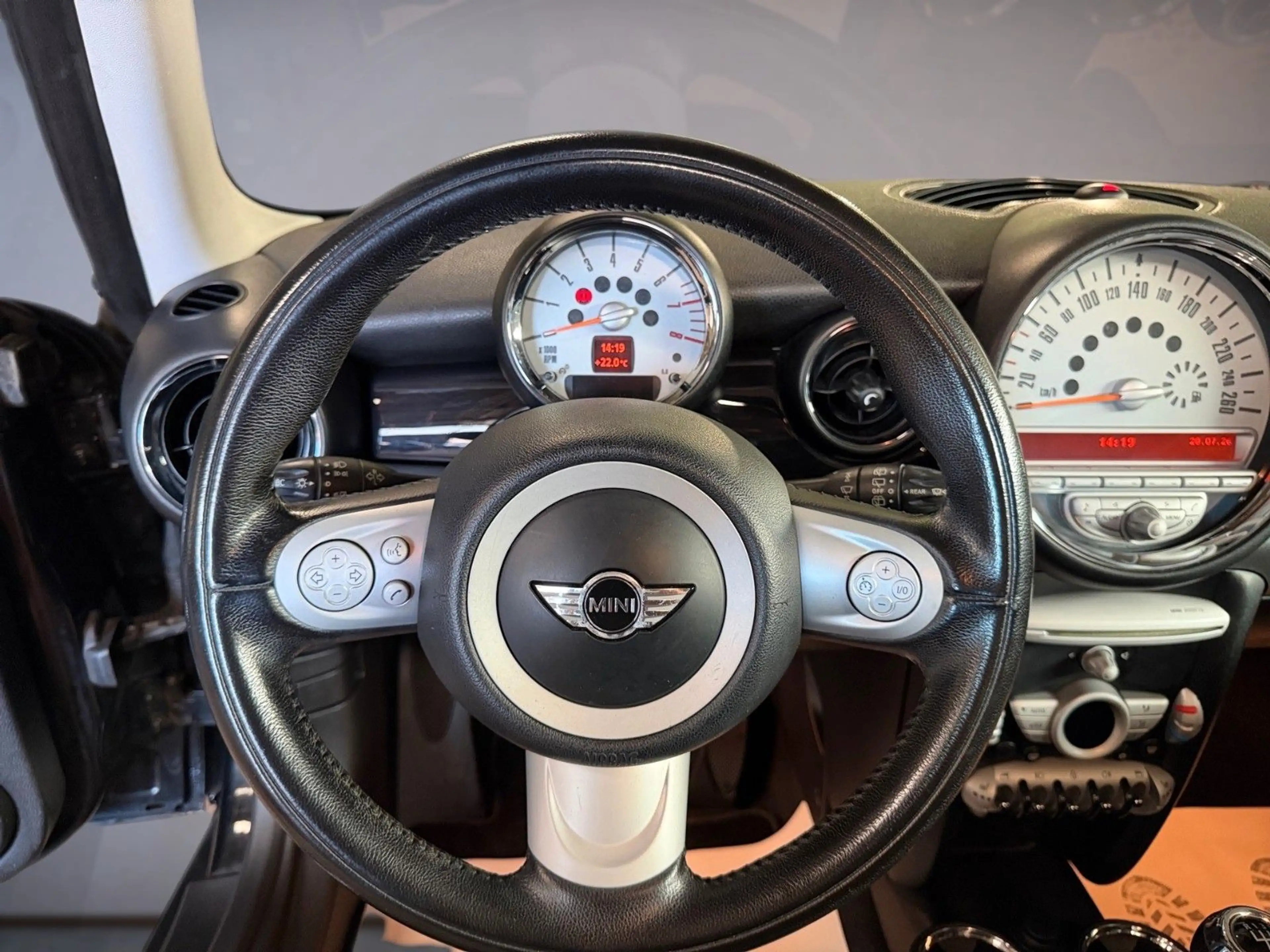 MINI One 95PS Pano PDC Sitzheizung TÜV Inspektion NEU — photo 14