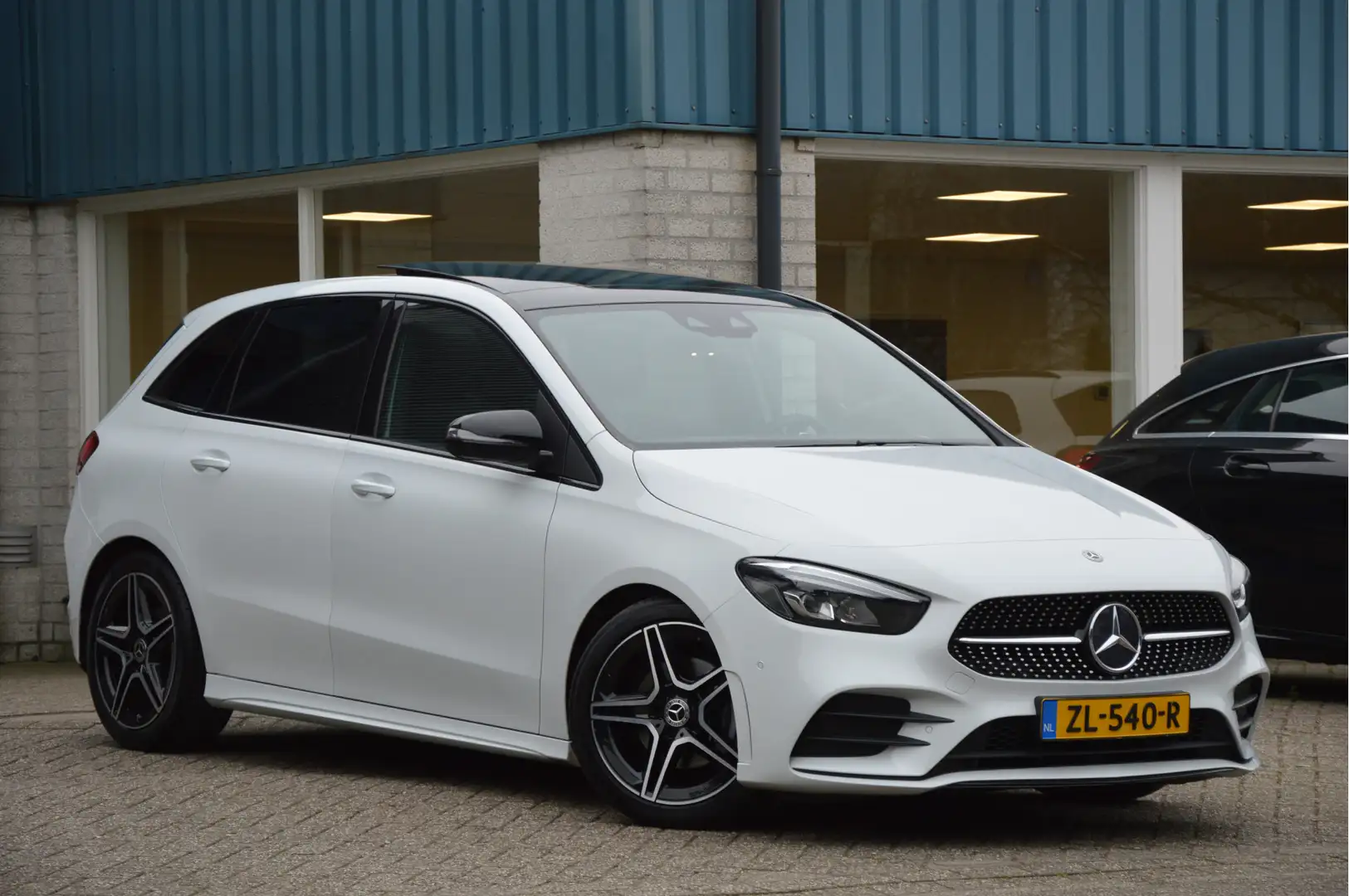 Mercedes-Benz B 180 AMG | LED | CARPLAY | CAMERA | PANODAK | NIGHTPAKK Blanc - 2