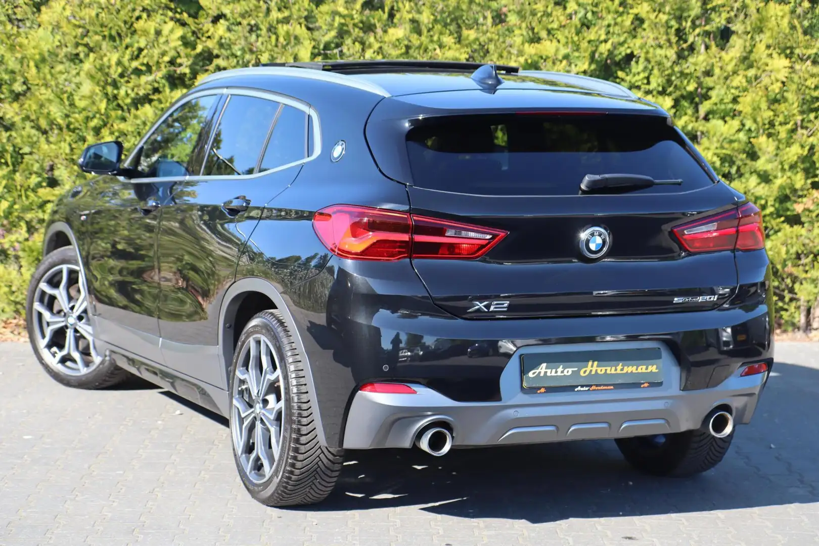 BMW X2 sDrive20i 192PK M-pakket High Executive Edition Hu Zwart - 2