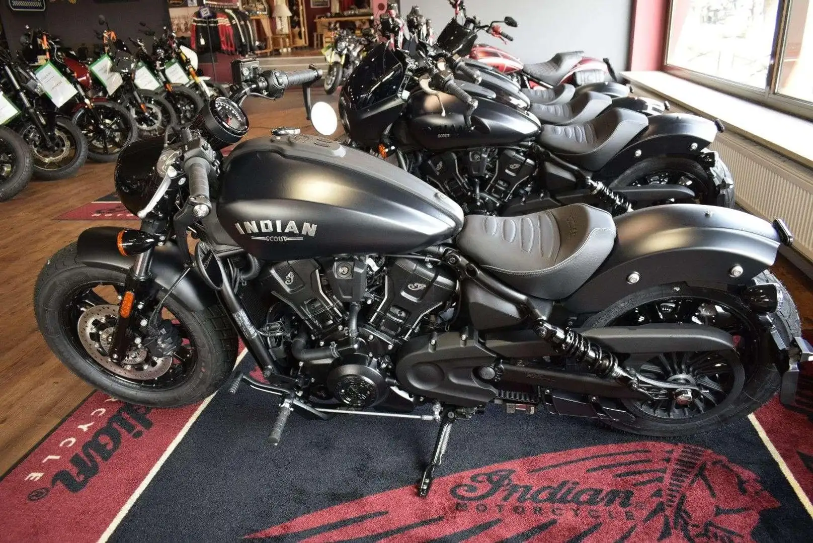 Indian Scout Bobber Black Smoke Negro - 2