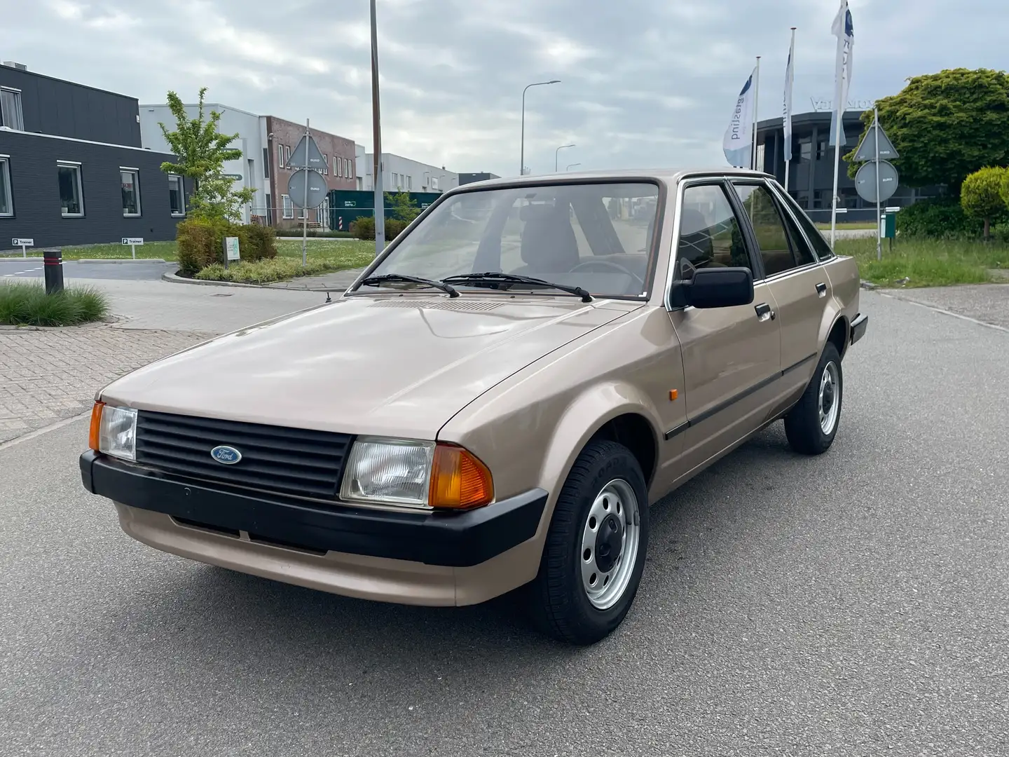 Ford Escort 1.3L Eerste eigenaar Slechts 63136 km Bronze - 1