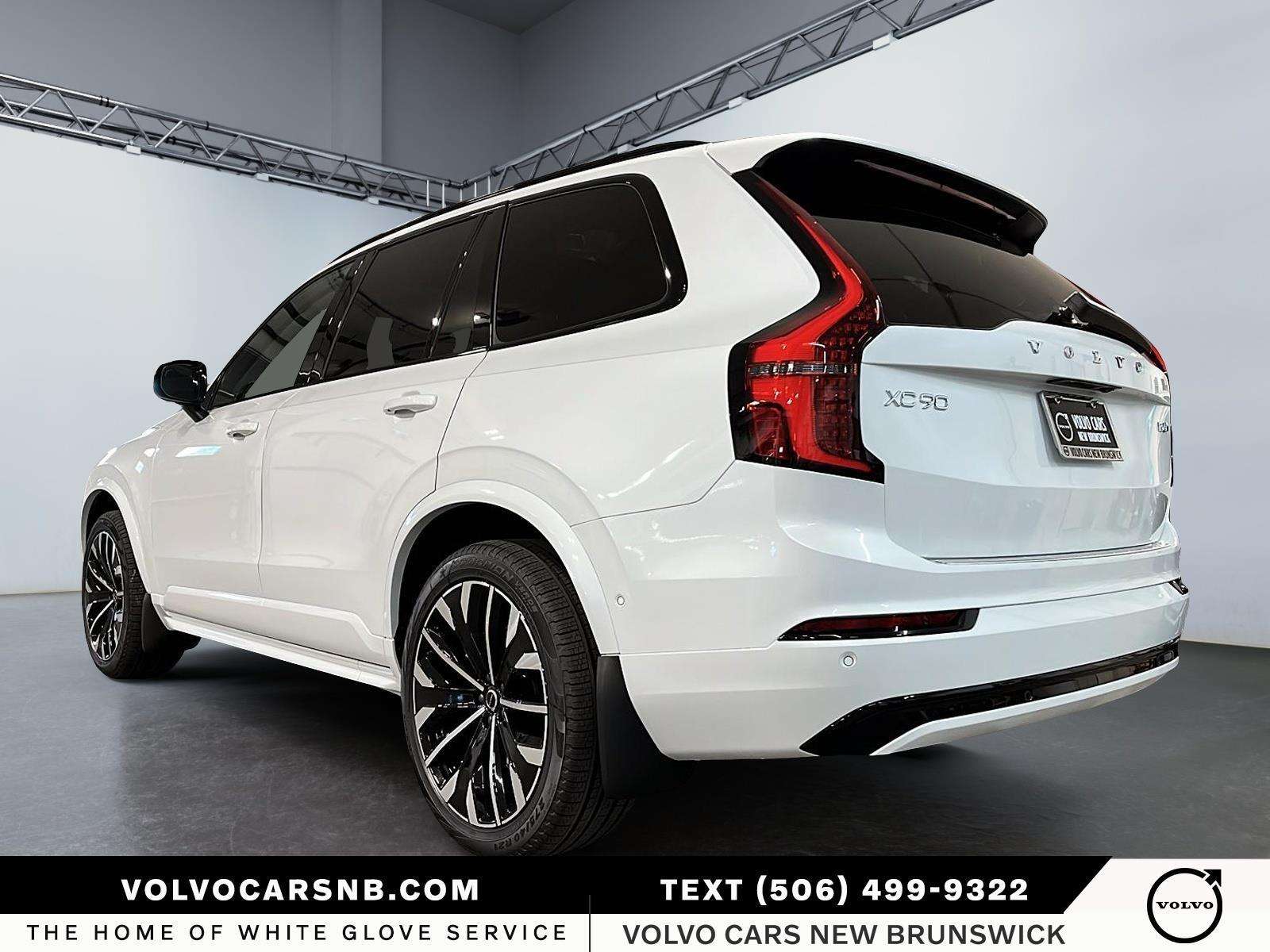 2026 Volvo XC90 B6 Plus Dark Theme alt 4