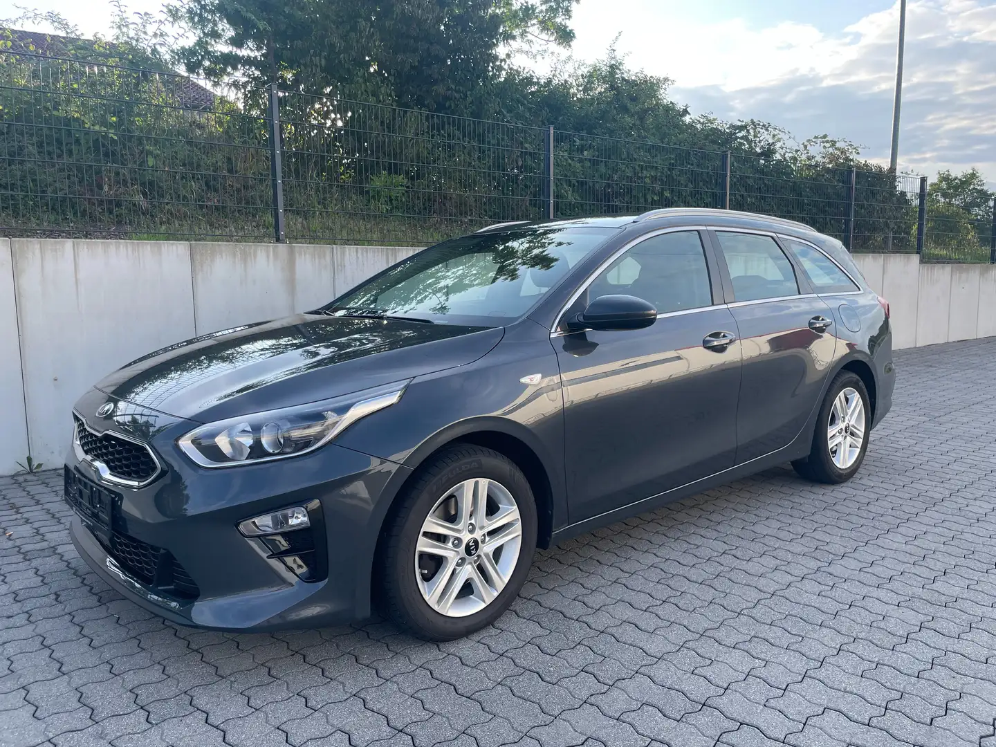 Kia Ceed SW / cee'd SW Ceed SW 1.6 CRDI Vision Navi*Spur*Kamera*LED*Alu Grau - 1