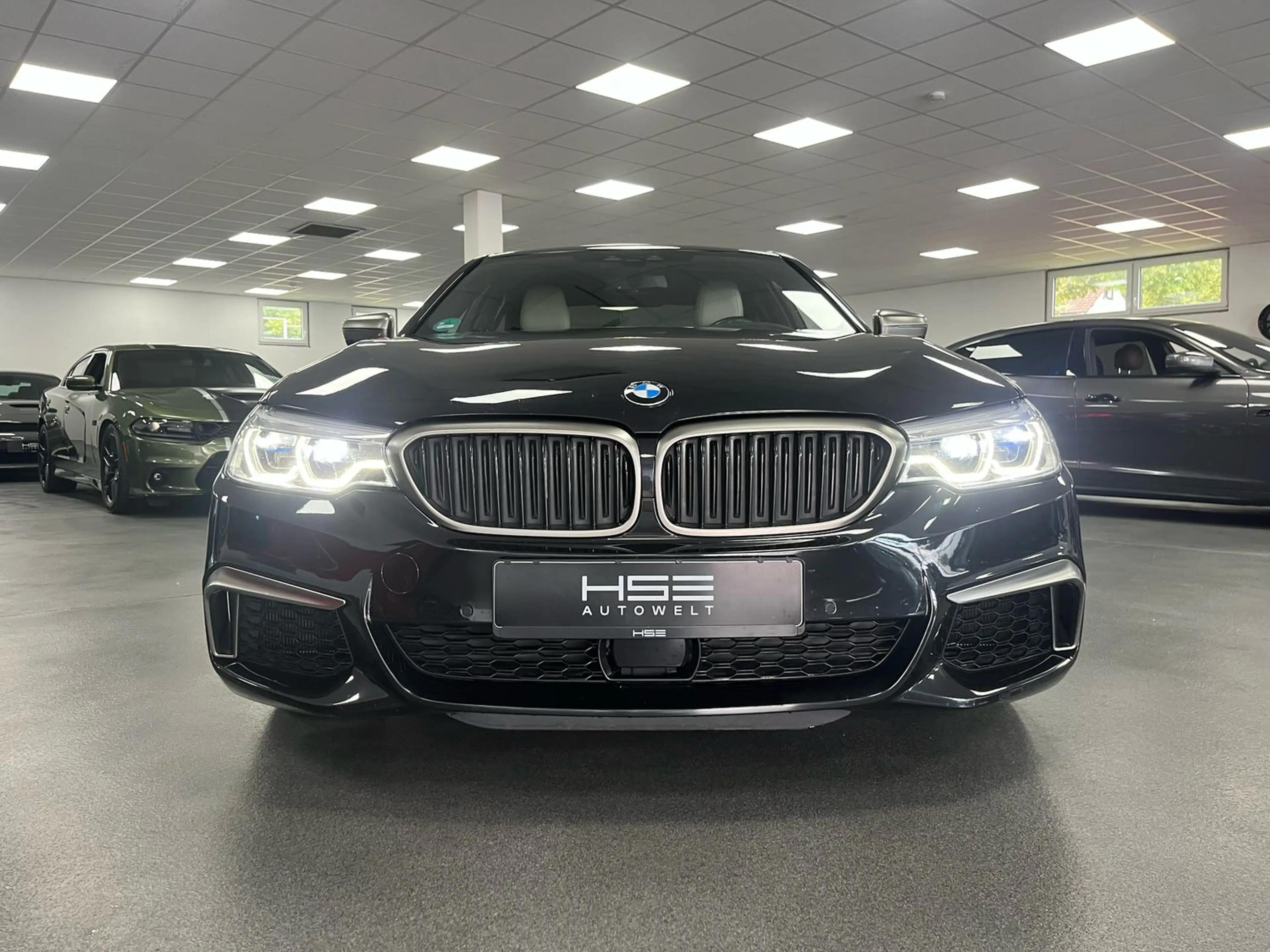 BMW M550 i xDrive Deutsch/Scheckheft/HUD/ACC/H&K/Laser — photo 5