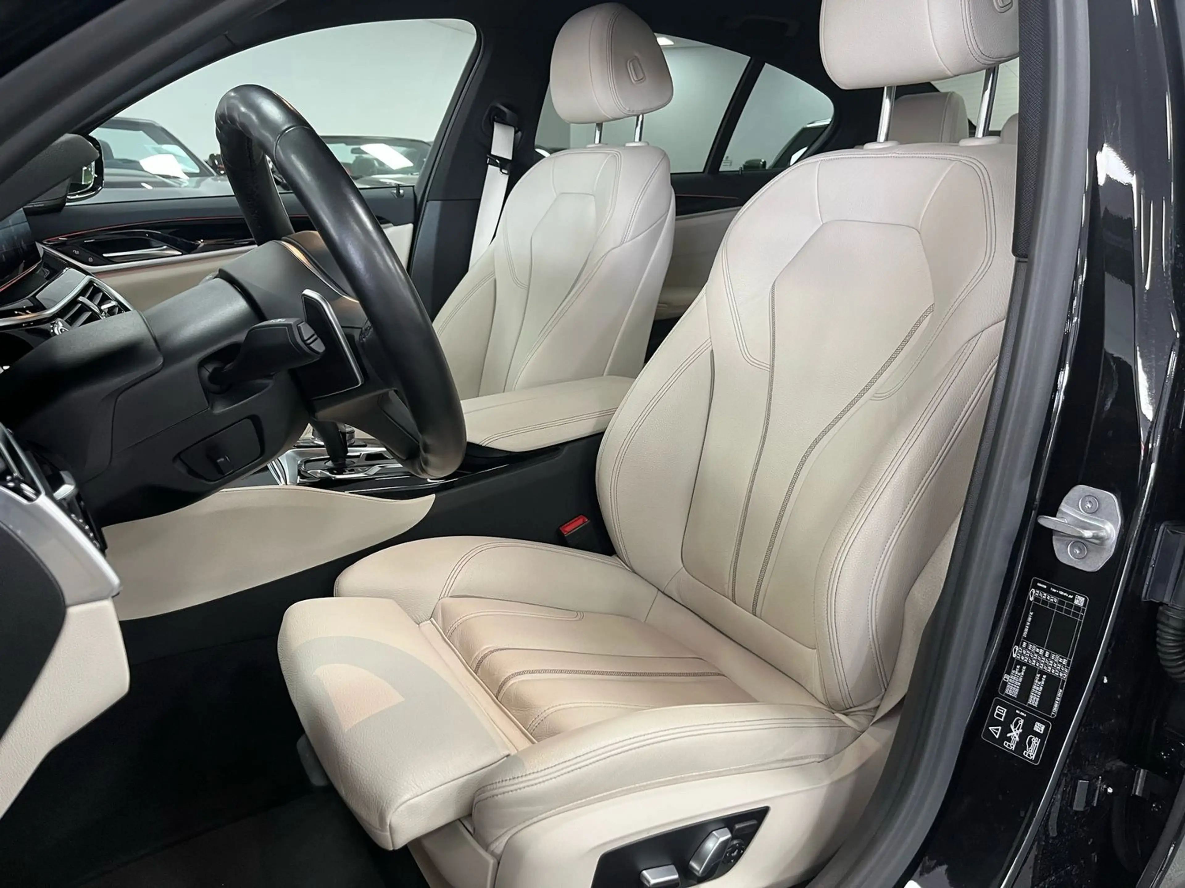 BMW M550 i xDrive Deutsch/Scheckheft/HUD/ACC/H&K/Laser — photo 11
