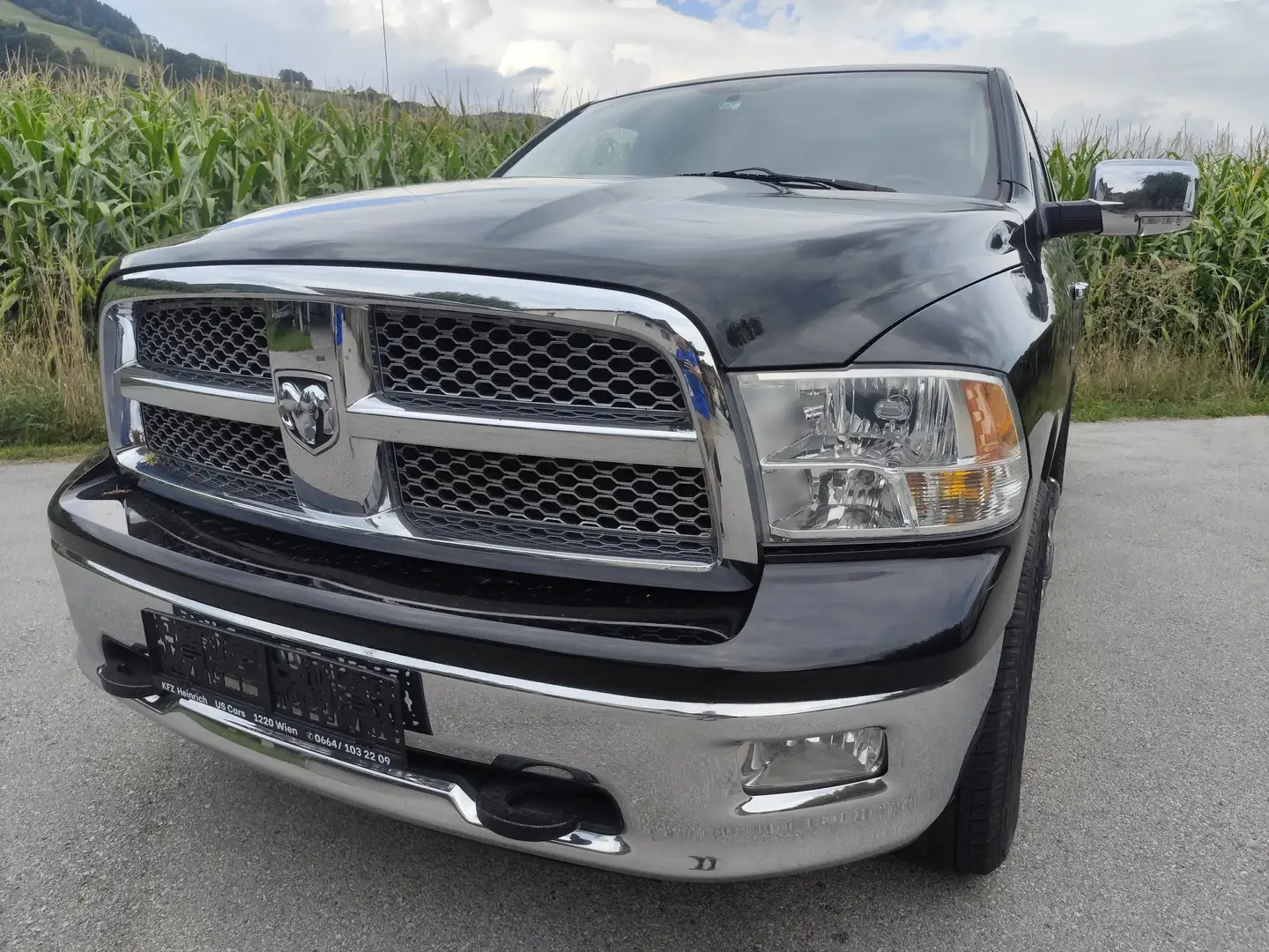 Dodge RAM 1500 4x4 5,7 HEMI Schwarz - 2