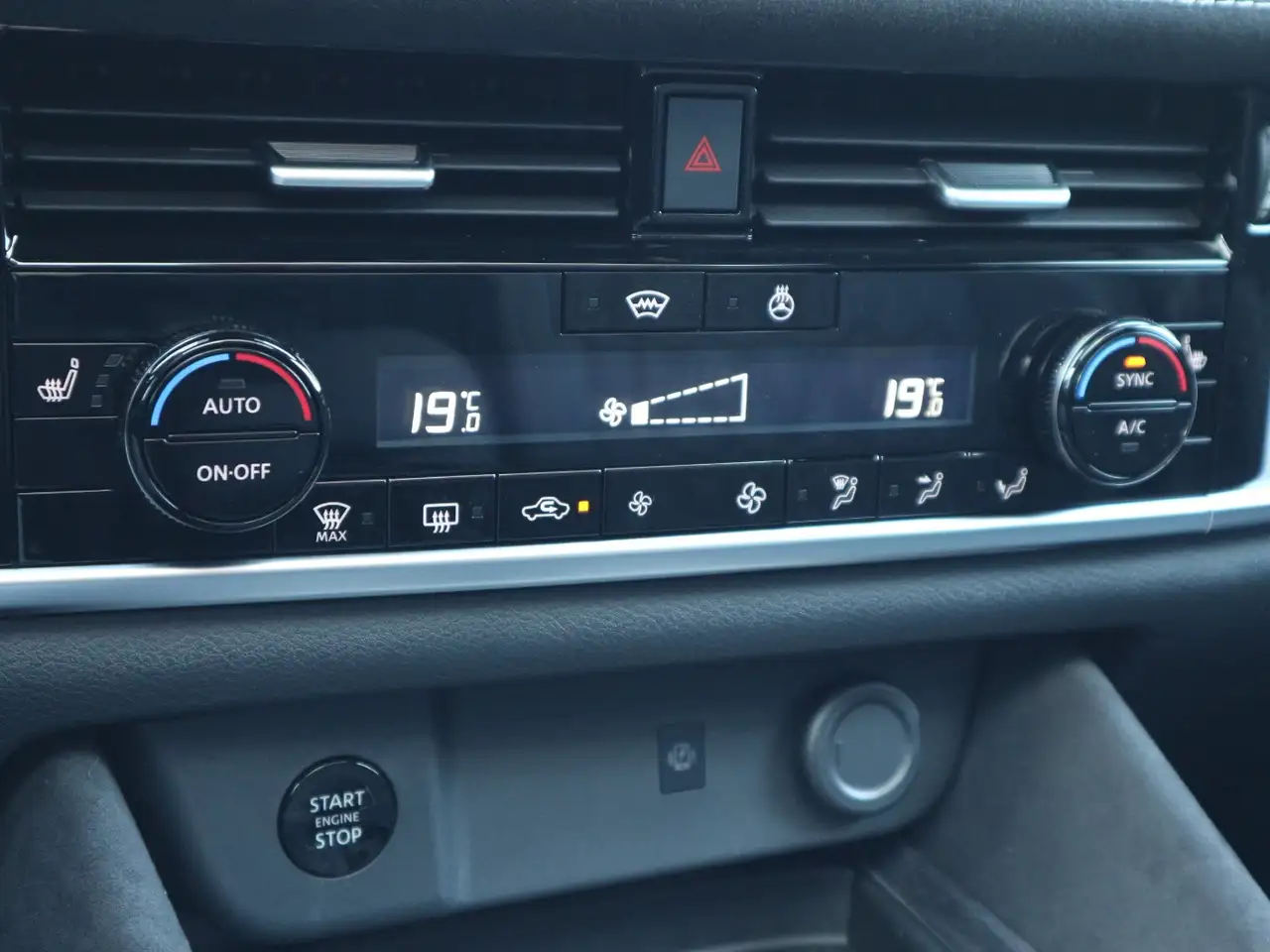 Nissan Qashqai 1.3DIG-T MHEV Tekna Pano+Bose+360°kamera 19