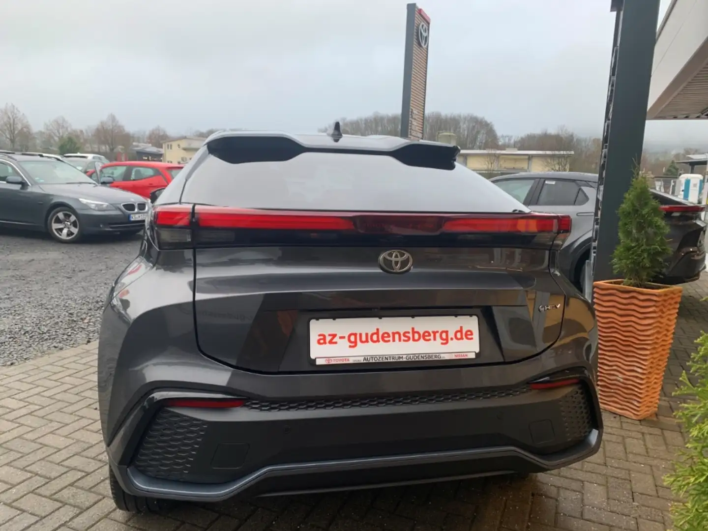 Toyota C-HR 2,0 l Hybrid Lounge Navi LED El. Heckklappe Apple Grijs - 2