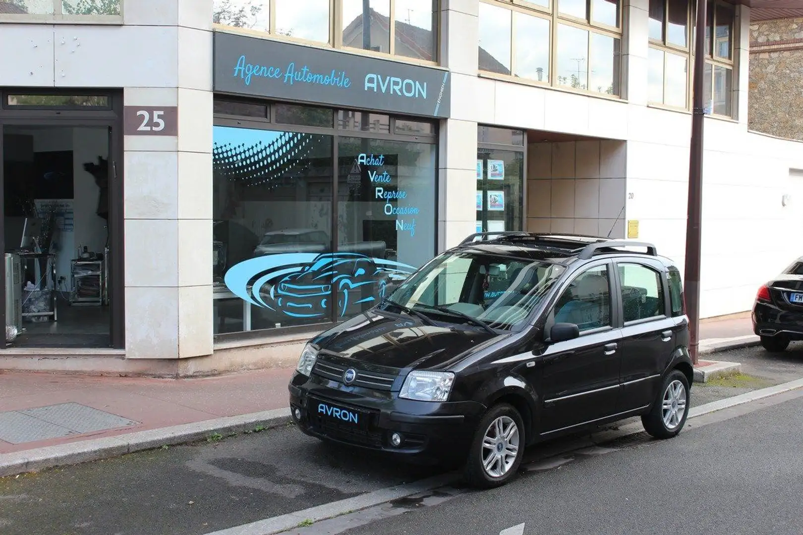 Fiat Panda II 1.2 EMOTION DUALOGIC Toit Ouvrant Noir - 1