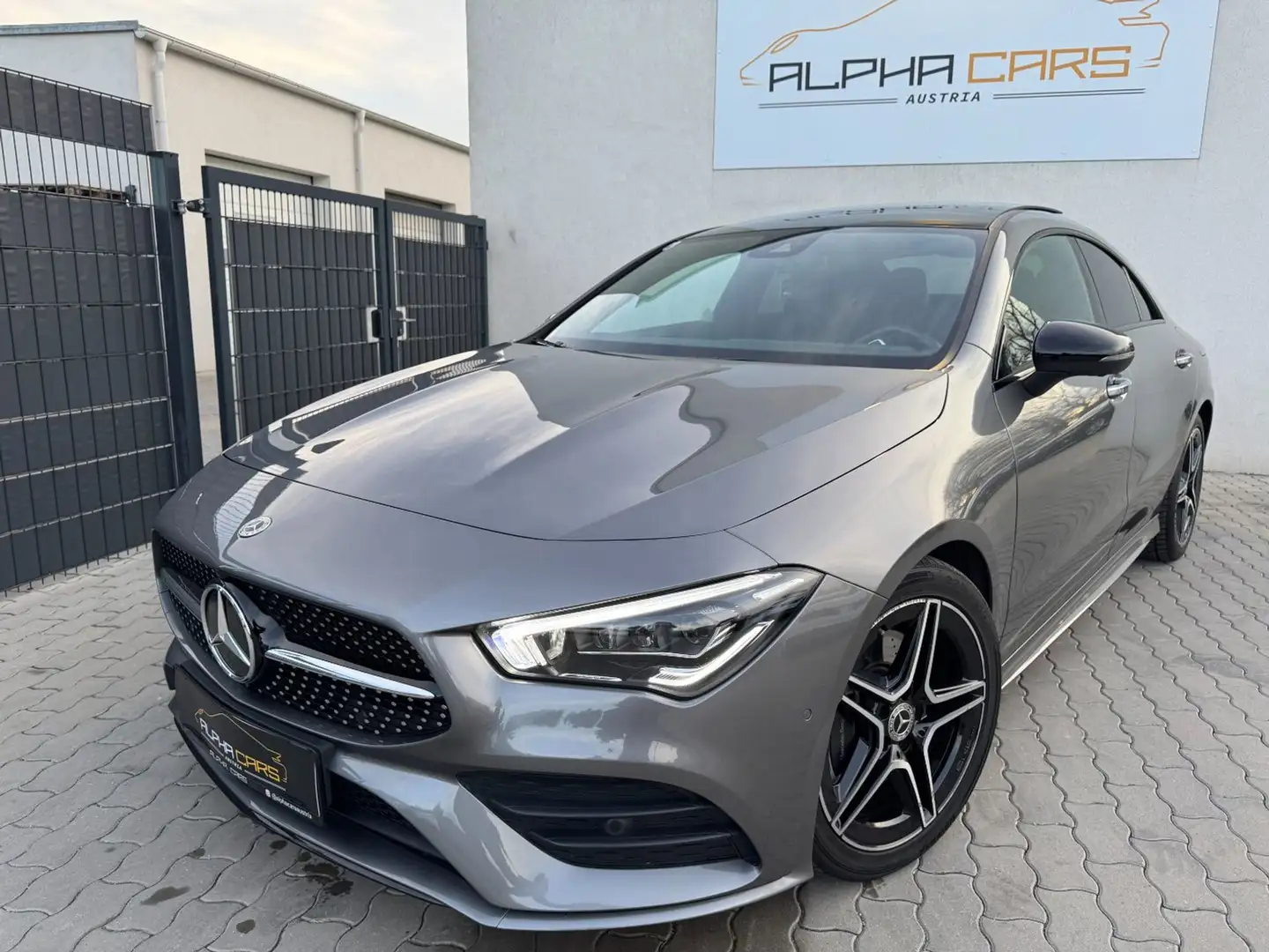 Mercedes-Benz CLA 200 d AMG Line Grau - 2