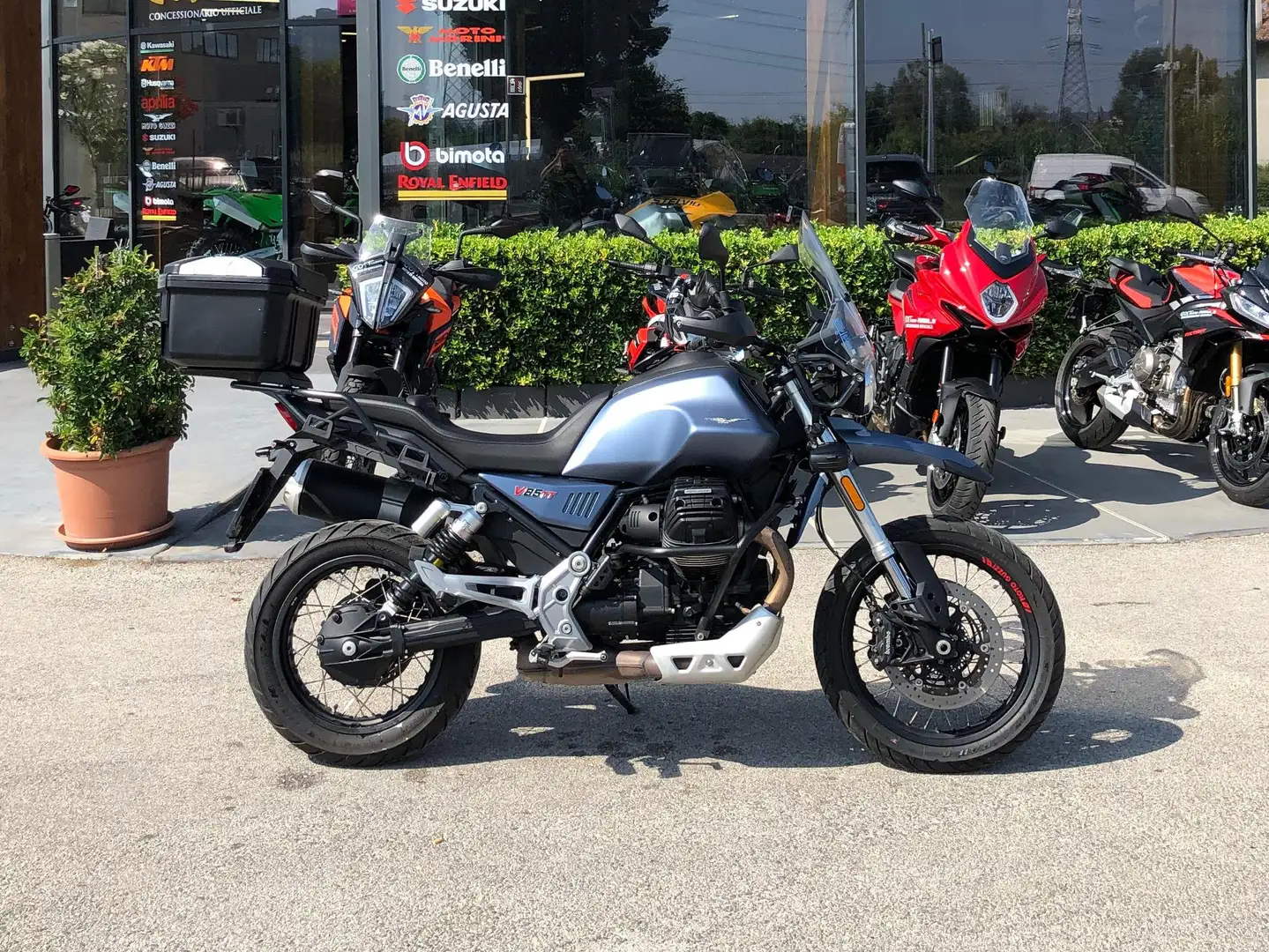 Moto Guzzi V 85 TT Blau - 1