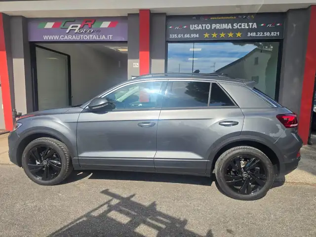 Volkswagen T-Roc view 2