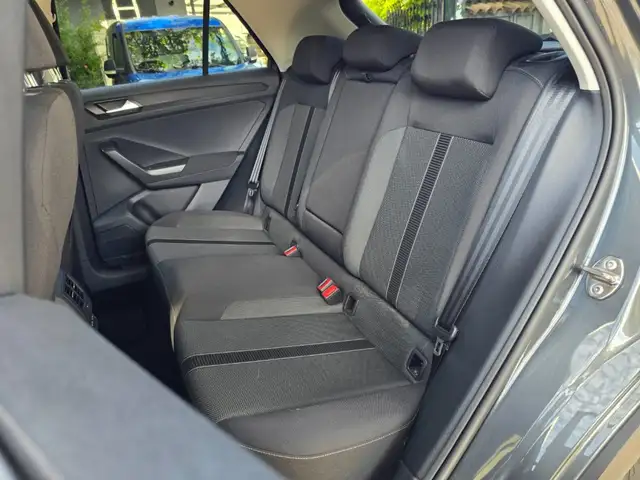 Volkswagen T-Roc view 8