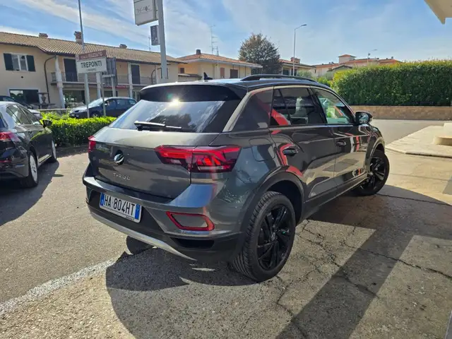 Volkswagen T-Roc view 11