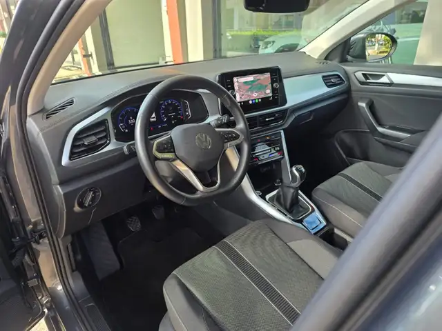 Volkswagen T-Roc view 3