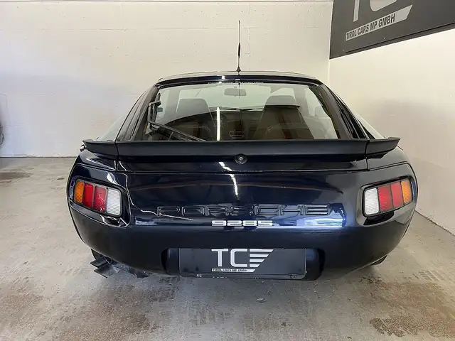 Porsche 928 view 6