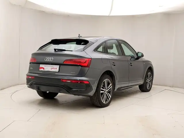 Audi Q5 view 4