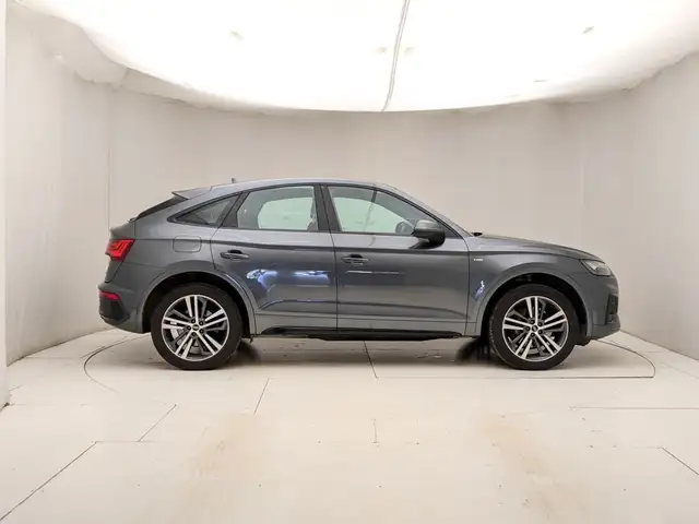 Audi Q5 view 3