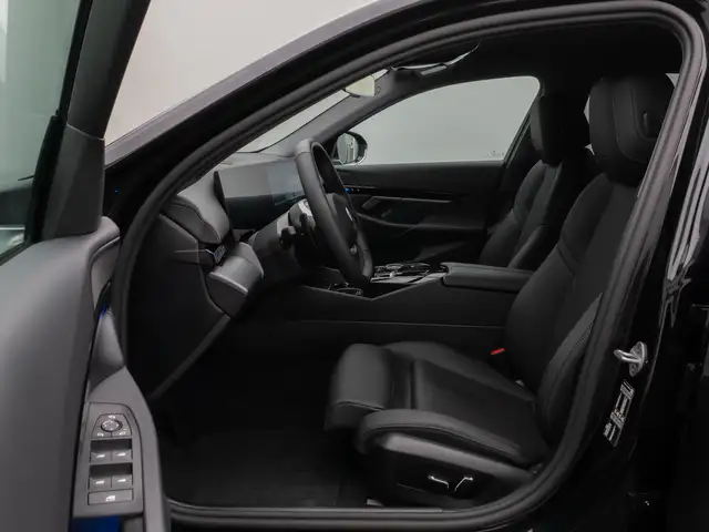 BMW 5 Series view 19