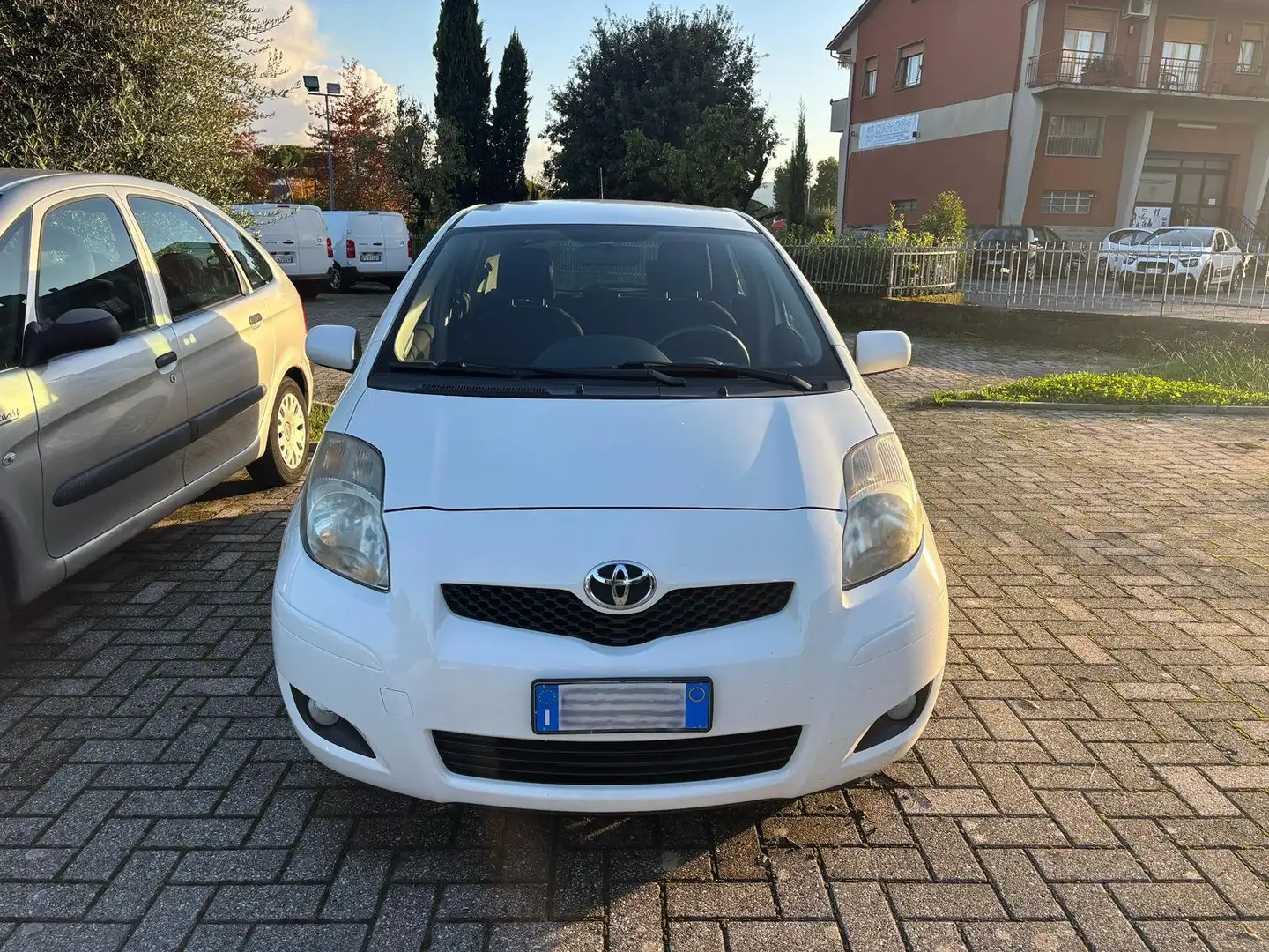 Toyota Yaris Yaris II 2005 5p 1.0 Sol my10 Bianco - 2