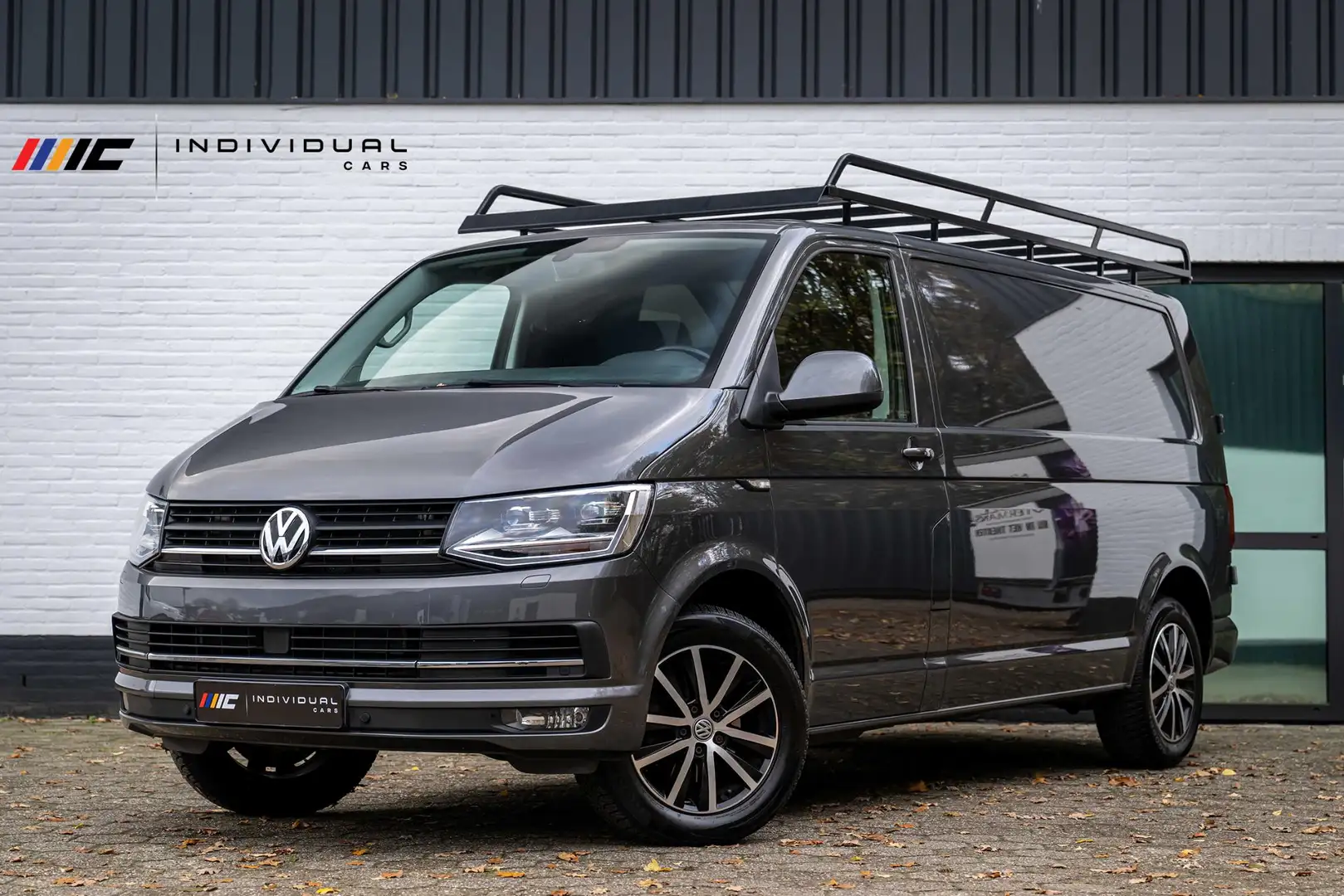 Volkswagen T6 Transporter 2.0 TDI L2H1 Comfortline Plus ACC LED Camera NAP Grijs - 1